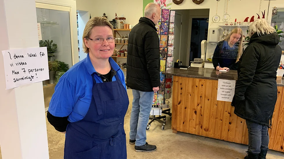 På Blombacka Handelsträdgård har maxantalet 23 kunder delats upp för att det ska bli ännu tydligare hur många som får vistas exempelvis vid kassan och i respektive växthus", berättar delägare Christina Andersson.