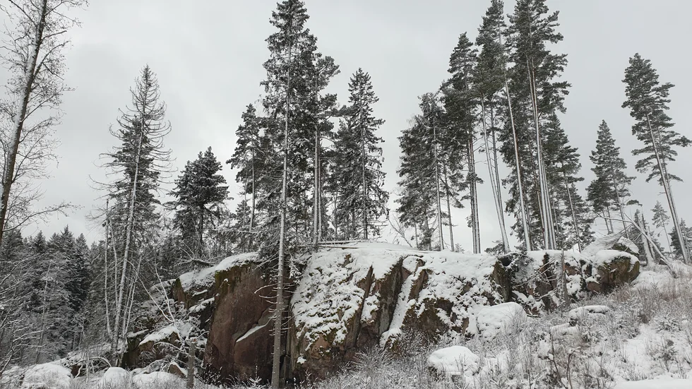 Branta, dramatiska klippor. Här kunde de hängda synas på långt håll.