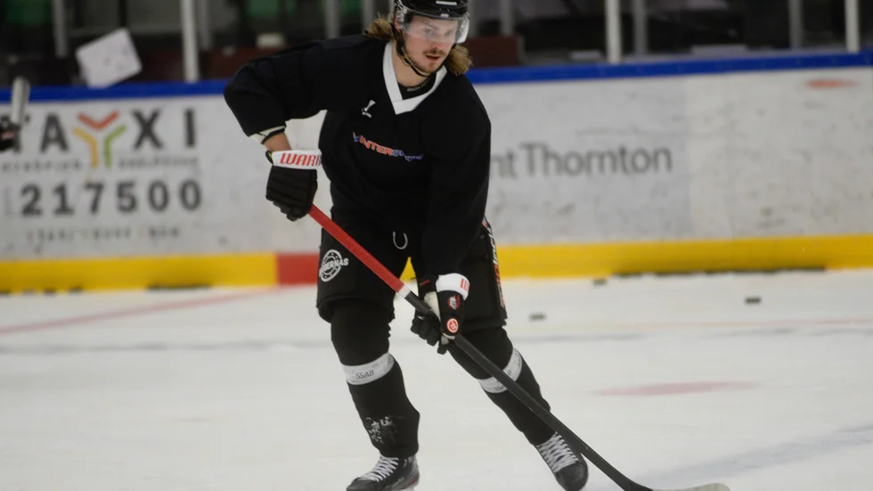 Eric Backman lämnade Kalmar för Vimmerby inför den här säsongen och höll länge en plats i första backpar i tuffa södra hockeyettan – men valdes bort av tränaren Phil Horsky inför allettan.