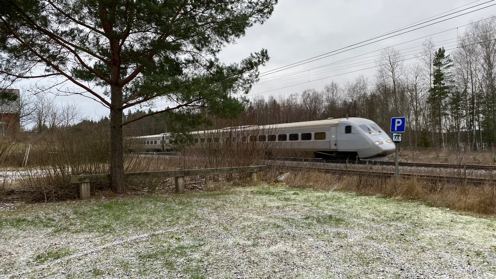 Vid minst ett tillfälle har polisen beordrat stopp i tågtrafiken mellan Katrineholm och Norrköping, som ett led i mordutredningen. 