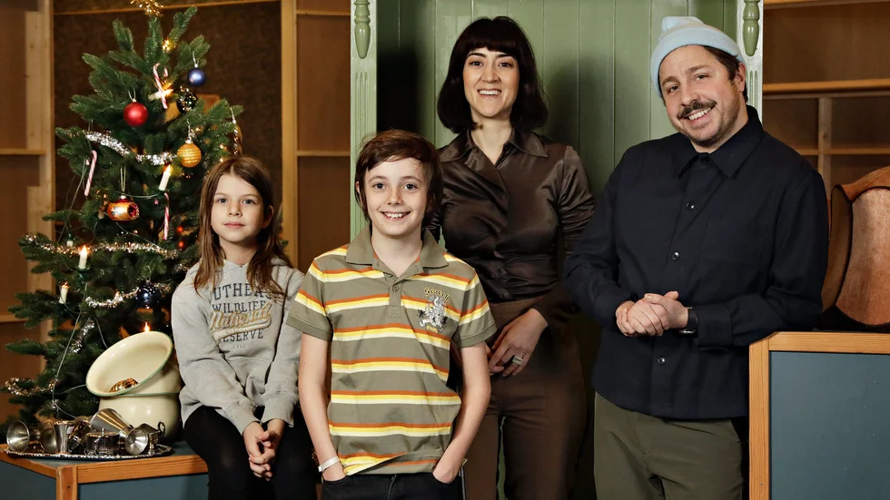 Familjen Knyckertz spelas av David Sundin (pappa Bove), Gizem Erdogan (mamma Fia) och barnen Ture och Kriminellen spelas av Axel Adelöw och Paloma Grandin. Pressbild.