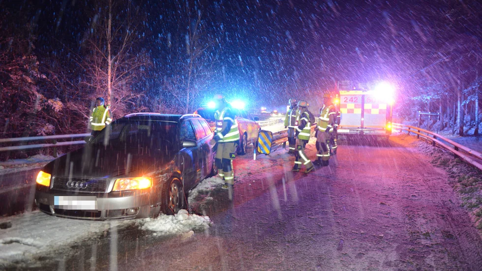 Natten mot fredag körde en bil in i mitträcket på väg 34 vid Köleforsbron, Kinda.