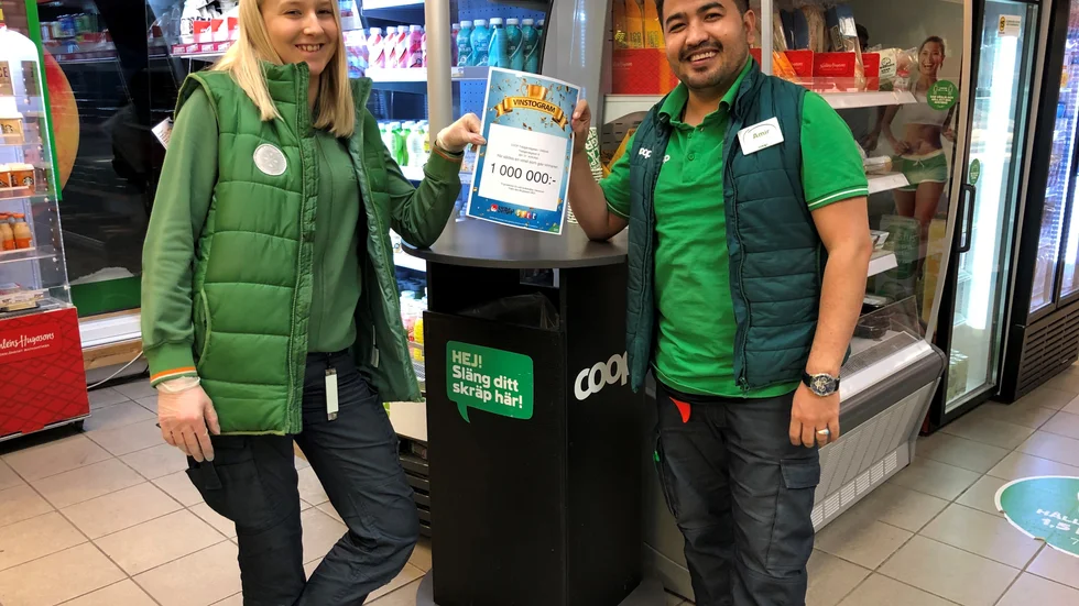 Fanny Rahkola och Amir Amiri på Coop i Kiruna håller upp vinstchecken.