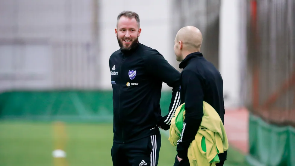 Daniel Engberg har en tuff första tävlingsmatch med IFK Luleå, borta mot Gefle IF.