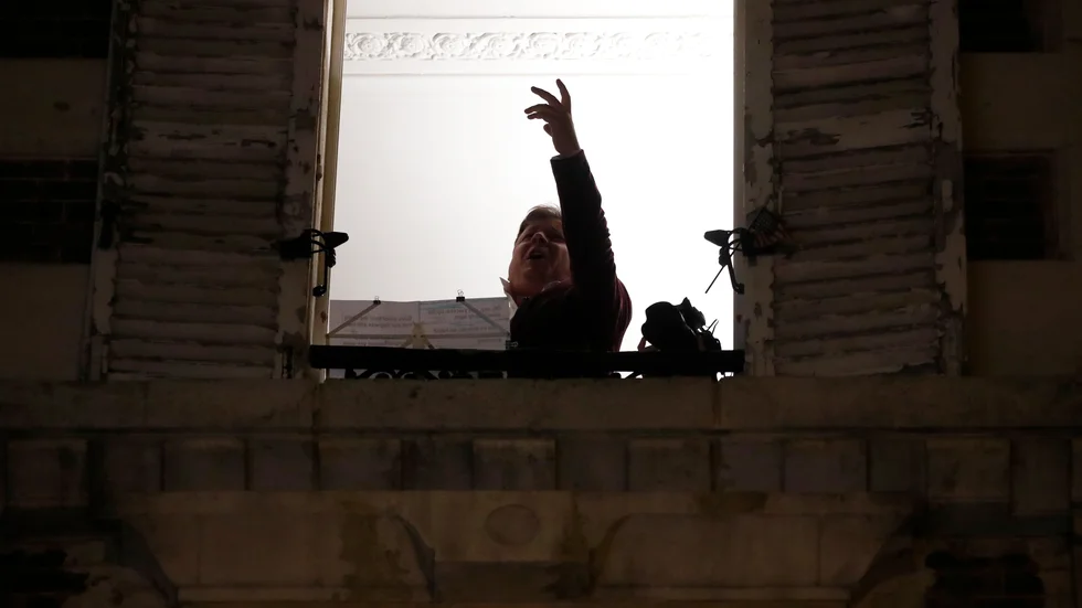 Den franske operasångaren Stéphane Sénéchal sjunger från sitt fönster i det delvis pandeminedstängda Paris. Bilden är från i måndags.
