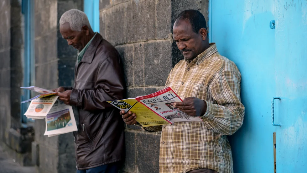 Etiopiens regering försöker styra informationsflödet från Tigray. På bilden läser invånare i Addis Abeba tidningar som rapporterar om kriget.