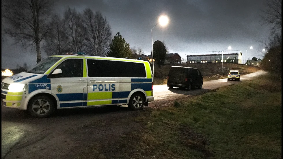 "Polisen är här med bilar och det är en ambulans en bit från ungdomshemmet, säger Nellie Andersson. "