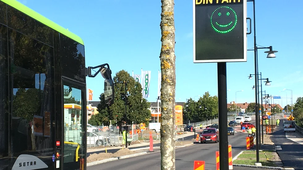 Ett leende ansikte visade trafikanter att de höll rätt hastighet genom gångfartsområdet vid Kvarnen i höstas. Nu ska skyltarna få ny placering.