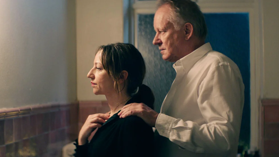 Andrea Bræin Hovig och Stellan Skarsgård spelar ett par i norska filmen "Leva på hoppet" (som i original heter " Håp".)