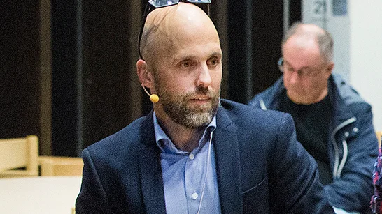 Gammelstadsbon Jon Hallström engagerade sig djupt i kampen för att behålla mindre skolor i Luleå och blev talesperson för folkinitiativet. Våren 2019 avled han hastigt efter sjukdom.