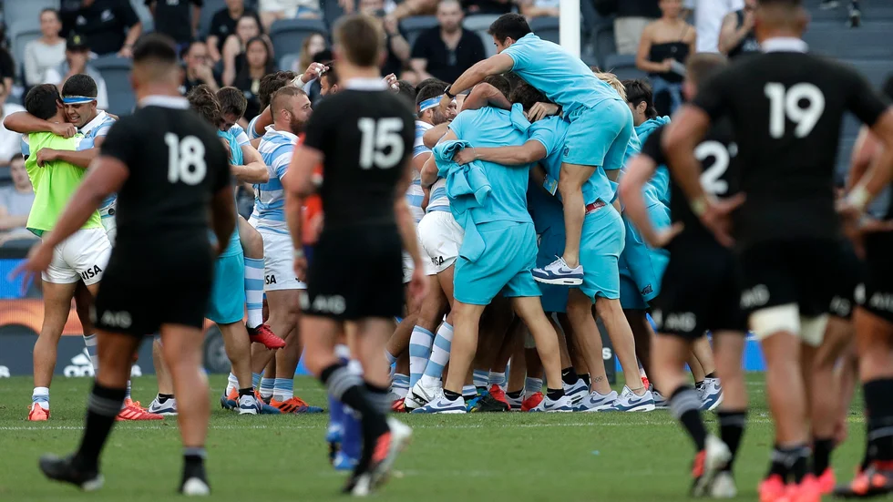 Argentinas spelare jublar efter den oväntade segern mot Nya Zeeland i Parramatta utanför Sydney i Australien på lördagen.