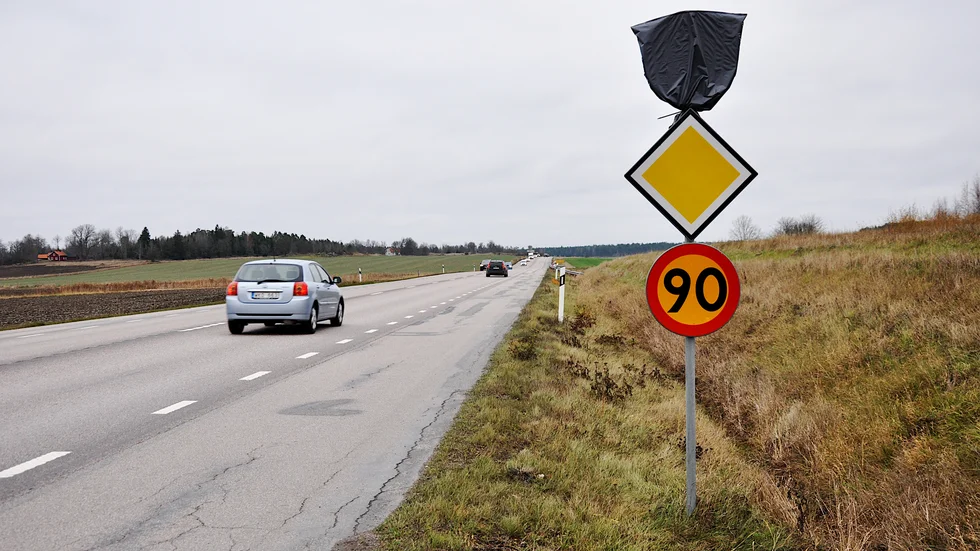 Längs väg 55 har man förberett hastighetssänkningen genom att sätta upp nya skyltar som täckts med plastsäckar.