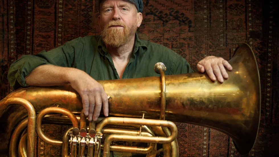 "Jag har alltid känt mig mer som en bandmedlem än en soloartist", säger Björn Sjöö som släpper sin första soloplatta vid 70 års ålder.