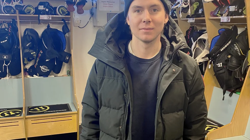 Lång resa för att få lira vidare säsongen. Nu har spelare nummer två från Rovaniemi installerat sina grejor i Nyköpings SK:s omklädningsrum i Rosvalla. Alex Levänen börjar träna med NSK på måndag.