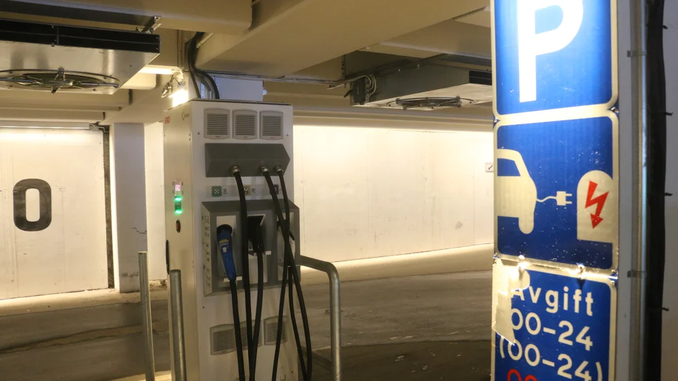 Taxorna för att ladda elbilen togs fram 2017 och skulle täcka investeringskostnaderna, men nu ska de sannolikt ses över.