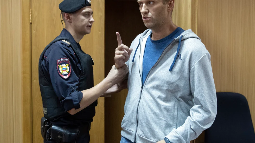 Aleksej Navalnyj 2018 under en av hans rättegångar. I tisdags dömdes han till två år och åtta månader i fängelse. Omvärldens svar måste bli kraftfullt.