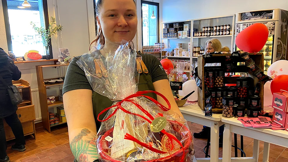 Ronja Wartel på Smak får sälja en och anna alla hjärtans dag-korg med godsaker.