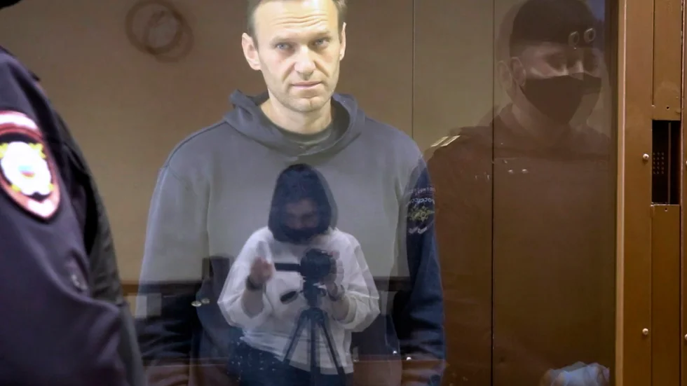 Den ryske oppositionsledaren Aleksej Navalnyj i en glasbur vid ett domstolsförhör i Moskva den 5 februari gällande ett åtal om förtal av en krigsveteran.