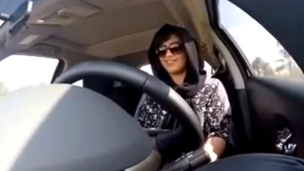 Loujain al-Hathloul på en bild från 2014 när hon kör bil. Arkivbild.