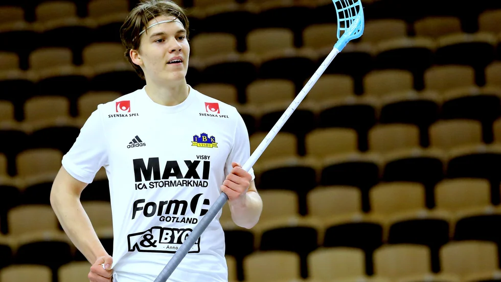 Jacob Almström skrev nyligen på för Visby IBK och i välgörenhetsmatchen mot Bele Barkarby väntas han göra debut på riktigt. Drömmen är att göra det så pass bra att han får en plats i truppen till U19-VM.