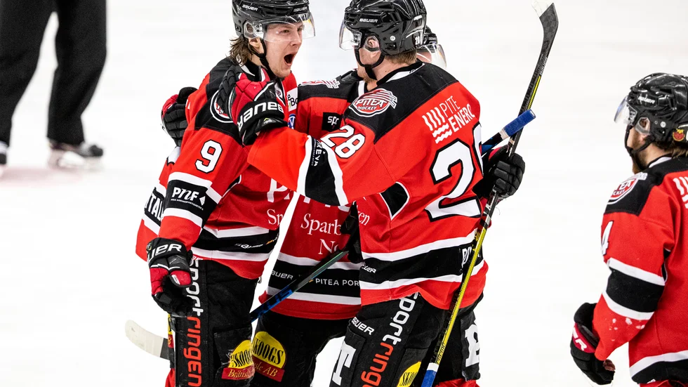 Petter Mäkitalo jublar efter 2-3 målet.  I det läget var play off-platsen Piteås i en match som slutade 2-4. Piteå hamnade åtta i tabellen och tvingas spela play in i jakten på play off-plats.