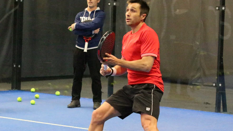 Fernando Belasteguín med sin tränare i Klöverns padelcenter i Librobäck.
