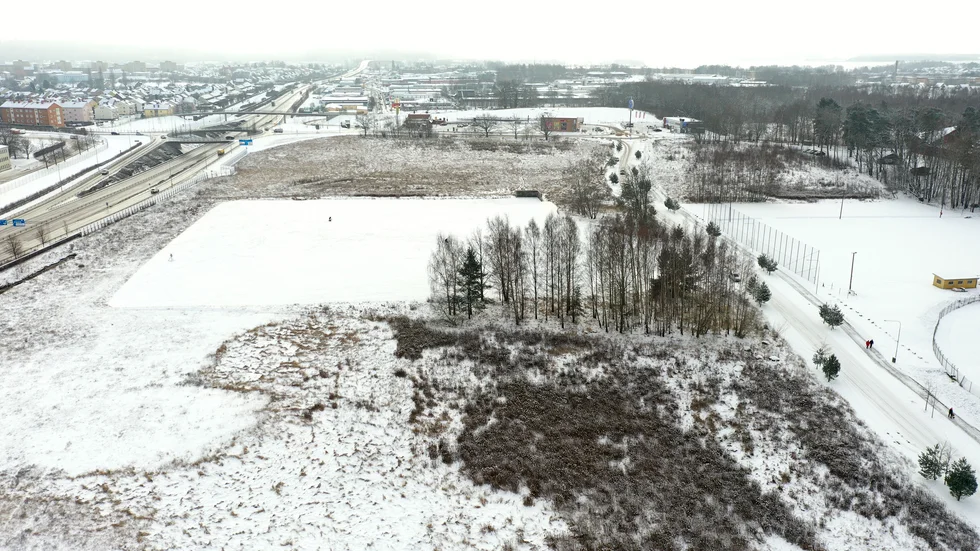 IFK Motala vill ha en bandyhall, med möjlighet att åka skridsko i. Medan Maif vill ha en längre skridskobana än 250 meter. Motalaidrotten är inte synkad i ishallsbygget.