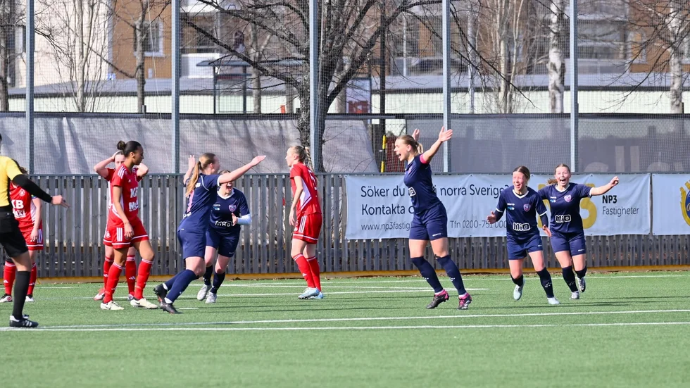 Svea Dahlquist firar sitt 2–1 mål tillsammans med lyckliga lagkamrater i Skellefteå FC.