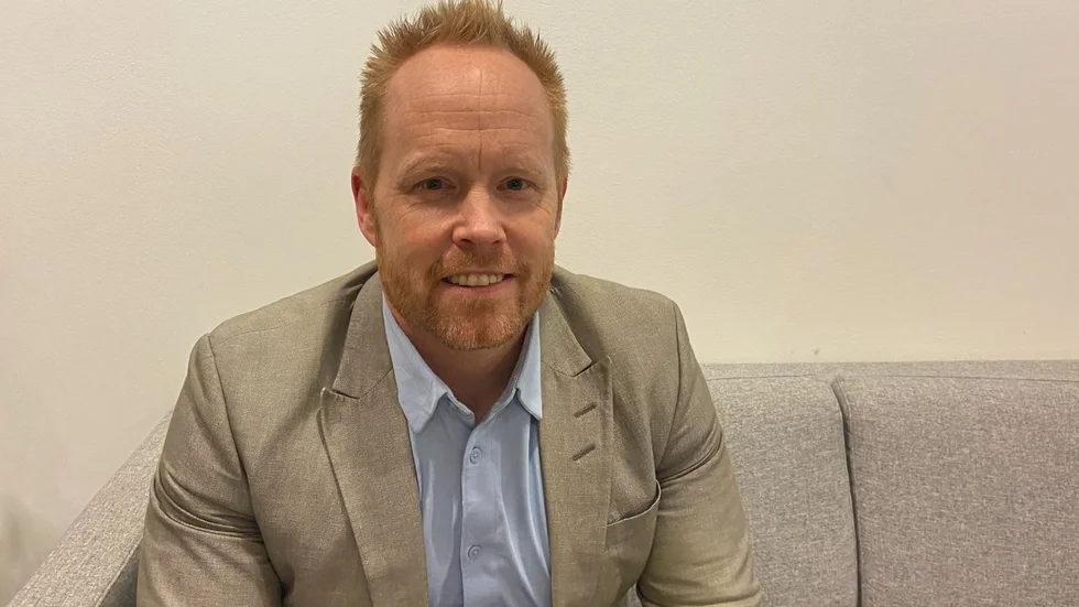 Patrik Glas Crommert, IK Viljans ordförande, lägger korten på bordet. Han beklagar att klubbchefen blev uppsagd: "Det är en bra kille, jag gillar Fredrik och vi önskar honom lycka till framöver".