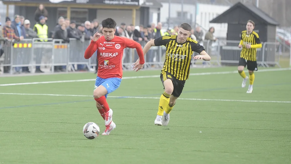 Markus Holm ställde till stor orda för Huddingeförsvaret i seriepremiären. Två mål kom från nyfärvärvets fötter.