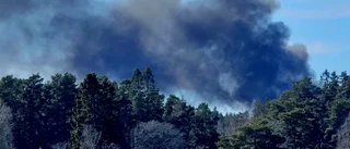 Kraftig brand på avfallsanläggning