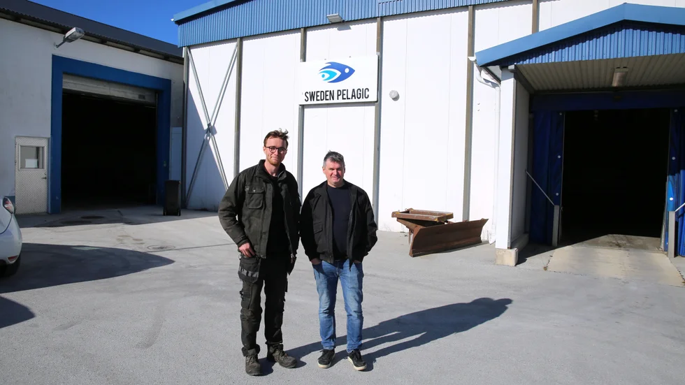 Gotlandschips Oliver Lundberg (t. v.). På bilden tillsammans med säljarrepresentanten Roland Pettersson.