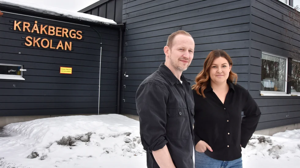 Daniel Sandberg och Emma Holmberg Andersson ser hur eleverna smyger in telefonerna i skolan, men tycker att mobilförbudet är bra för skolan.