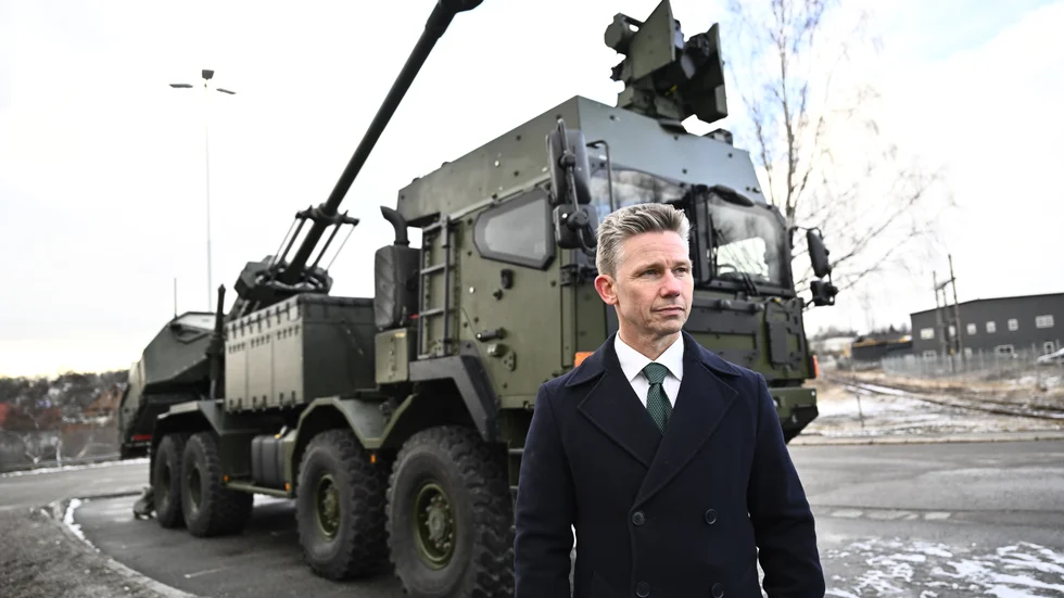 Försvarsminister Pål Jonson (M) håller en pressträff på Bofors industriområde i Karlskoga där nyheter om stöd med artilleripjäsen Archer till Ukraina presenteras.