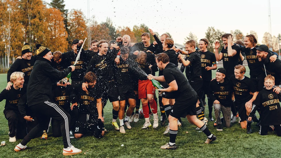 Hedens IF vann division 4 norr. Benjamin Anglöw tar sig för huvudet uppe till höger efter hans makalösa säsong.