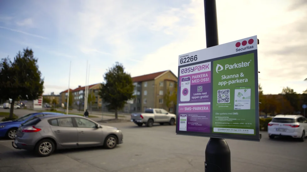 Från och med i slutet av september är det sms eller parkeringsappar som gäller för att kunna stå på Kvarnen-parkeringen. De besökare som fortfarande använder p-skiva får en varning av parkeringsvakter.