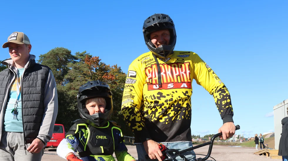 Alme tillsammans med sin pappa David Wåhlander.
