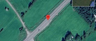 Personbil står still på E4 – ett körfält blockerat