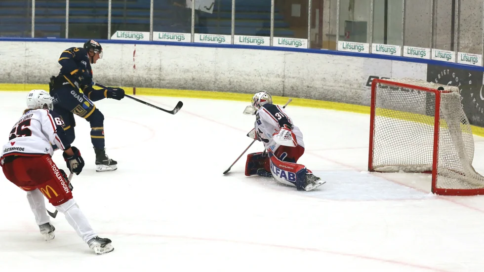 Här 1-0 till Visby Roma i boxplay. Men insändarskribenten tycker att hockeystyrelsens slagskott missar målet.
Signatur Vän av ordning och transparens kontrar med nya frågor om det tänkta ishallsbygget. "Att Visby Roma skulle bära risken i det fall bygget överstiger initialt lånebelopp finns inte en rad om i de tjänsteskrivelser eller protokoll som finns. Var framgår det?"

