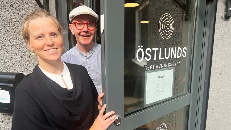 Möte med värme. En bortgång av en nära anhörig är en sorg. Därför möter Emilia och Jocke ofta upp med värme och medmänsklighet redan i dörren. 