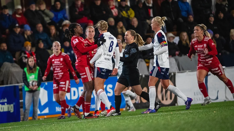 Rebecca Knaak gillade inte Oliva Holms glidtackling. Anam Imo kom snabbt emellan och höll bort henne. Knaak och Imo fick sedan varsitt gult kort. Holm varnades inte. 