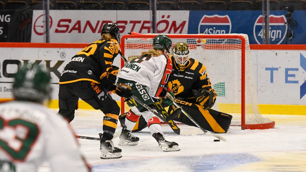 Miranda Dahlgren släpper här in 0–1 efter att Elisa Holopainen skjutit in pucken i mål med en fösare.