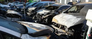 I NATT: Stor brand – åtta bilar brann på parkering