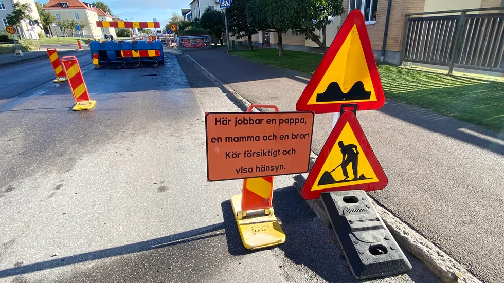Motala kommun har valt att sätta upp en extra skylt med ett mer personligt budskap efter att det förekommit förare som inte visat hänsyn till bygget på Östermalmsgatan.