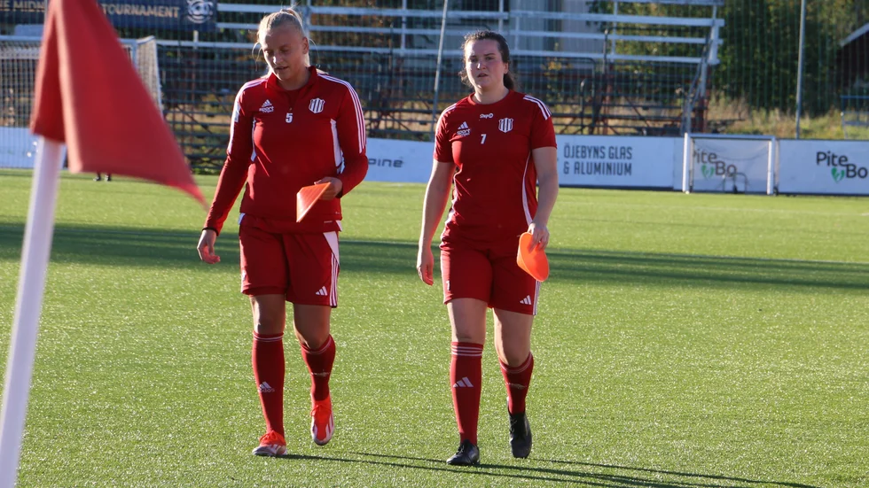 Hannah Tillett (till höger) tillsammans med Wilma Carlsson efter tisdagens träning.