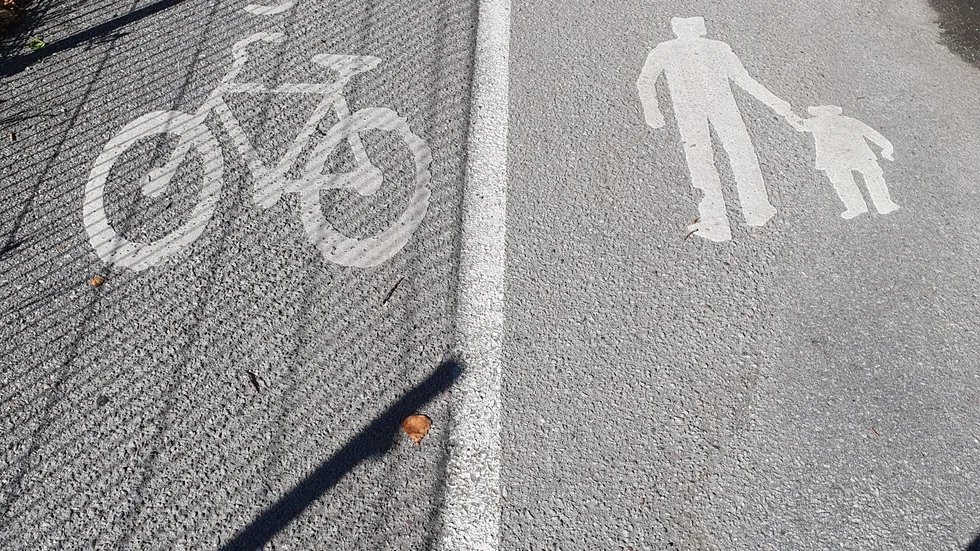 Gång och cykelbana i Bromma, med separerade banor för cyklister och fotgängare