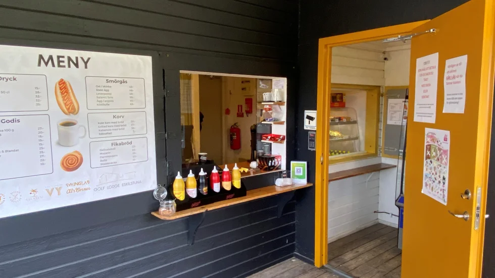 Det är från Eskilstuna Golfklubbs kiosk ute på banan som det försvunnit godsaker.