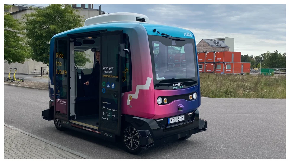 Bussen har maxfarten inställd på 13 kilometer i timmen. 