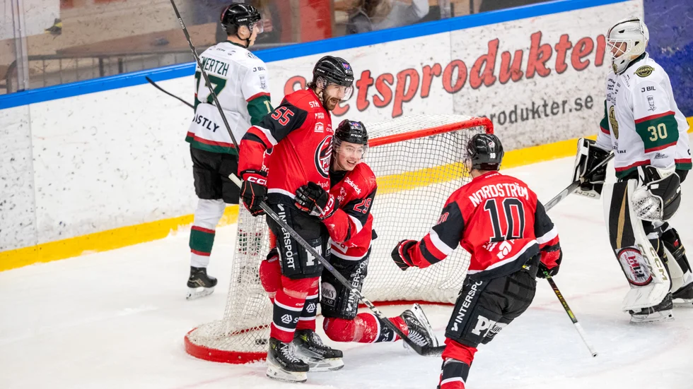 Isak Holmström har precis styrt in ledningspucken och grattas av lagkompisarna.