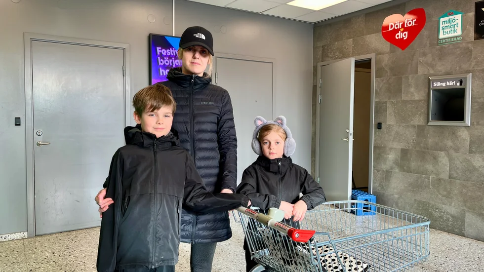 Therese Larsson med barnen Elis och Elsa. Therese tycker att kaffet är en lyxvara man får unna sig.